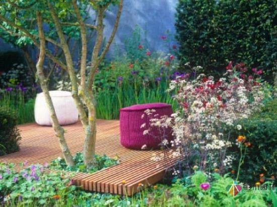 在花園，建立一個花境。在花境里，把你的愛告訴花園
